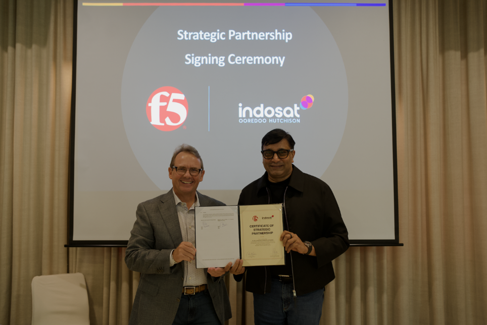 Chad Whalen, Global Chief Revenue Officer, F5 and Vikram Sinha, President, Director and CEO, Indosat Ooredoo Hutchison at the signing ceremony.